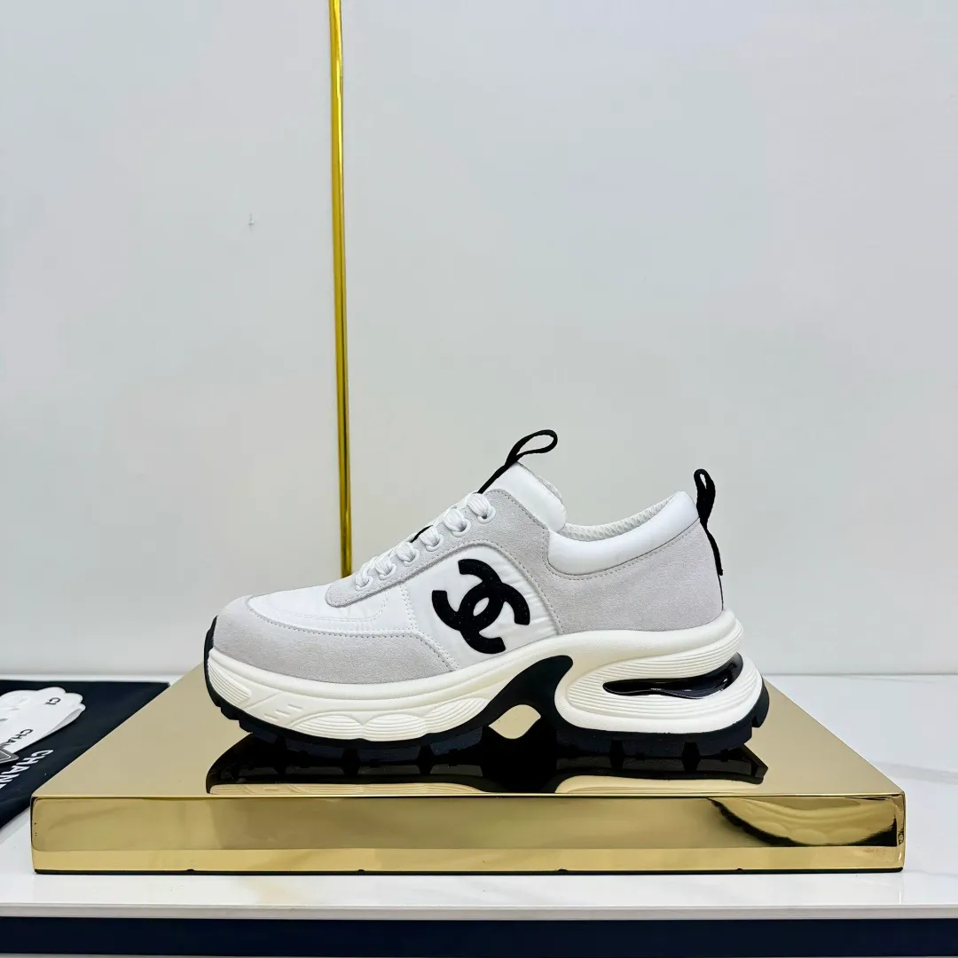 👟👟Ex-factory price 680👟👟 Upgraded version, upgraded version, upgraded version! No rebuttal accepted! ! ! ! Chanel Chanel panda shoes! 2025 counter's top casual sports shoes. This classic design; the upper is electro-embroidered with a variety of techniques; the outsole is fashionable and sporty; the unusual inclusion of a variety of color matching elements... The diversified mix and match is very good-looking and versatile, and can be used for leisure, fashion, sports, and outdoor... ꫛꫀꪝ Go➫ Materials: ❶Upper made of: original imported first-layer silk cowhide + original waterproof cloth + original first-layer cowhide ❷Inner lining: Original Yangli+Net ❸Outsole based on: Original TPU combination outsole Counter boutique packaging complete set for women 35–41 👉 👉 👉 👉